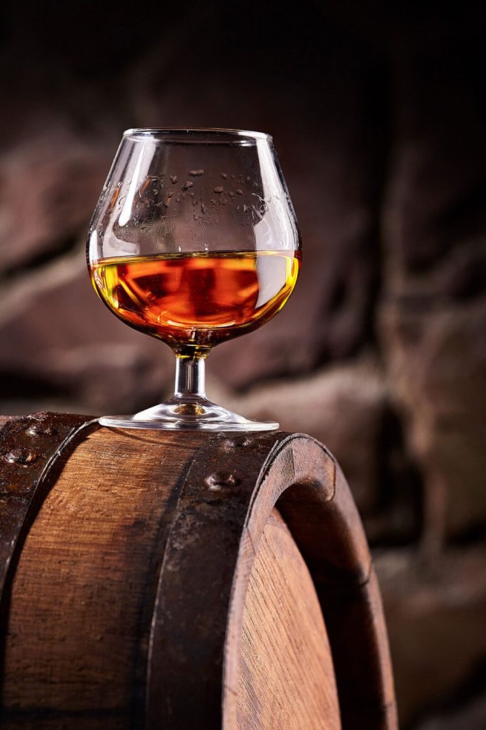 Un verre de Cognac sur un fût de chêne