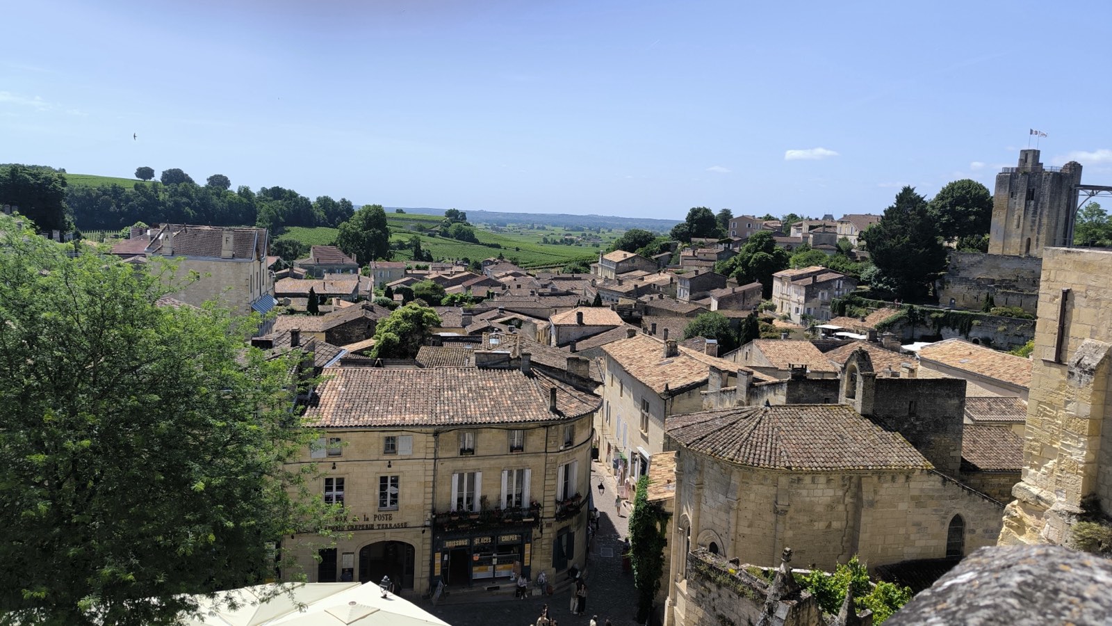 Vue sur les toits de Saint-Émilion et le vignoble