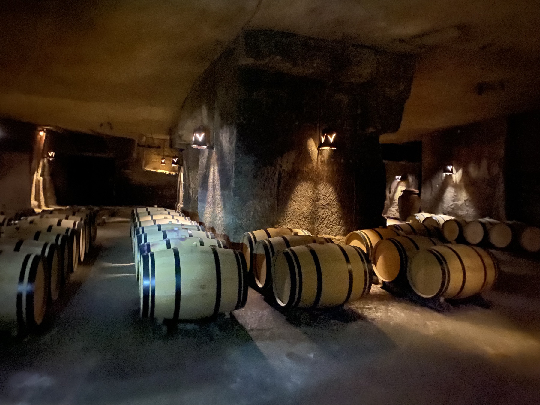 Barriques dans les galeries souterraines de Saint-Émilion